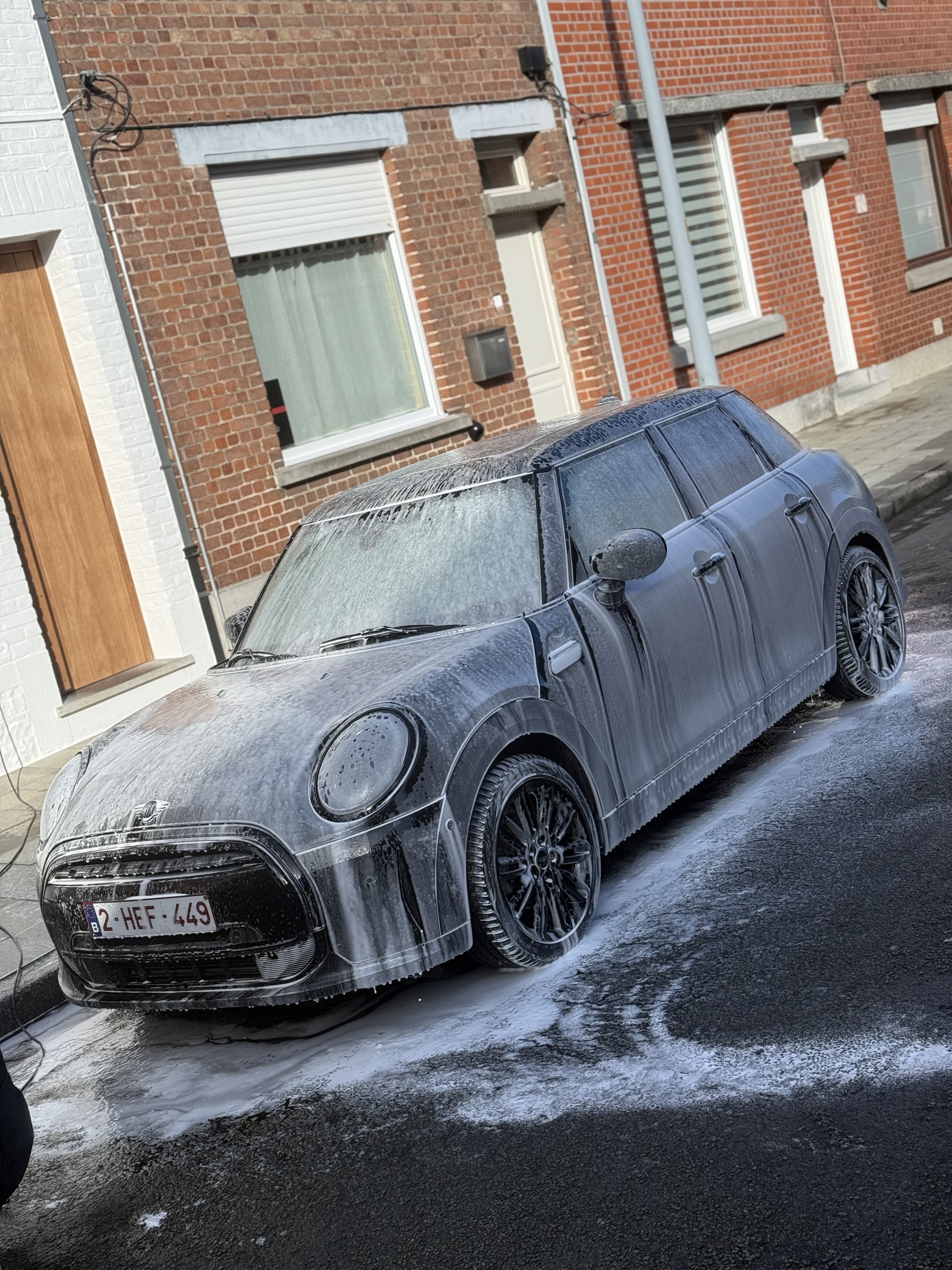 Auto in schuim tijdens handwas